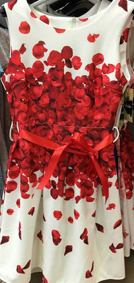 Suknelė su raudonais žiedlapiais