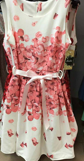 Suknelė su rožiniais žiedlapiais