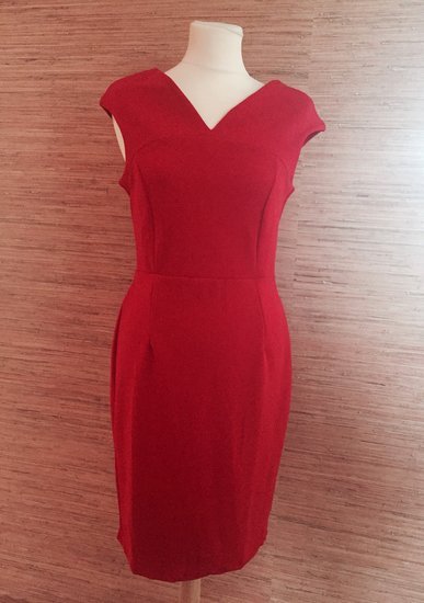 raudona stilinga suknelė