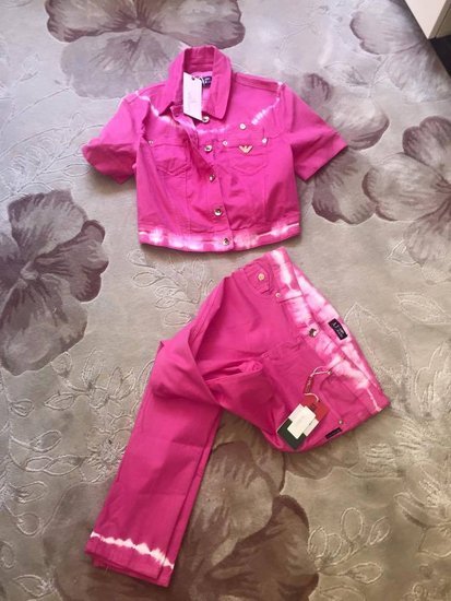 Pink Armani kostiumelis!
