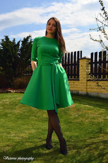 Žalia Klasikinė Suknelė