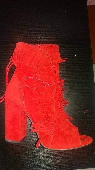 Raudoni batai!