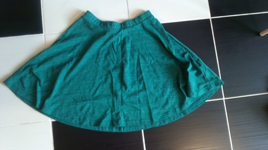 Žalias laisvas sijonas