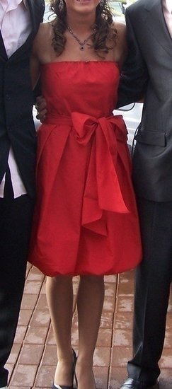 Raudona zara suknelė