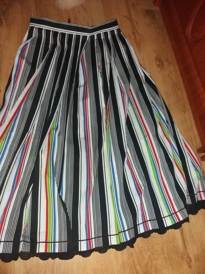 Isskirtinio dizaino sijonas