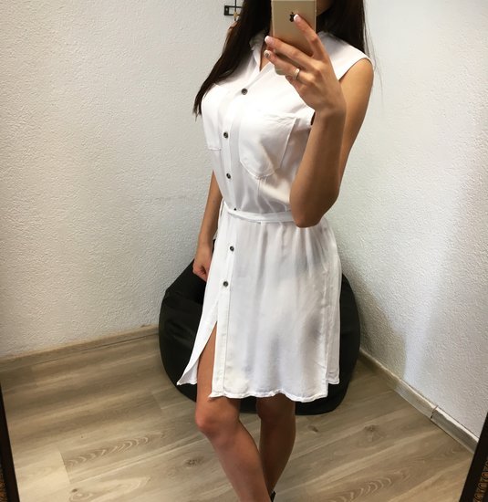 Balta labai lengvute suknele