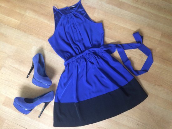 Mėlyna suknelė ir aukštakulniai
