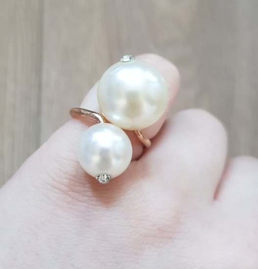 Naujas žiedas iš stambių dirbtinių perlų