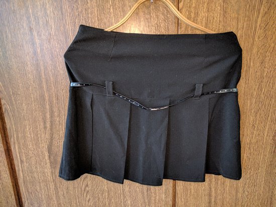 Juodas klostuotas sijonas su dirželiu