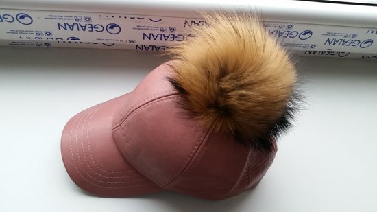 Švelniai rožinė odinė kepurė su natūraliu kailiuku