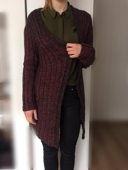 Ilgas tamsiai pilkas/raudonas megztinis