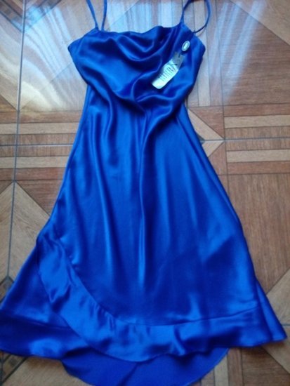 Mėlyna atlasinė suknelė