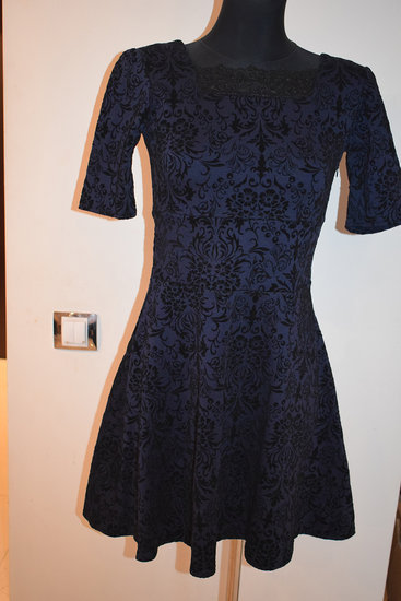 Švelni, tamsiai mėlyna suknelė