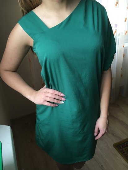 Smaragdinės spalvos suknelė