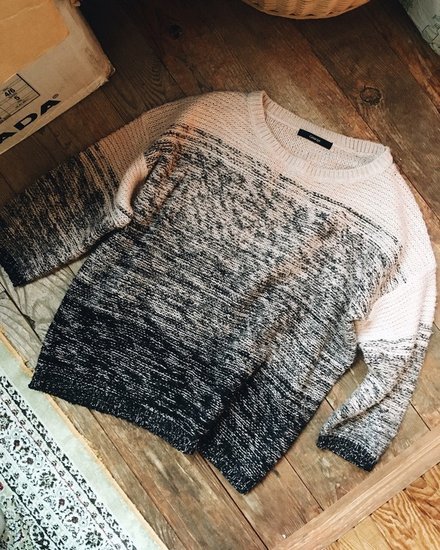Šiltas megztinis su trumpesnėmis rankovėmis