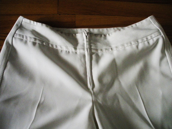 naujos baltos kelnės
