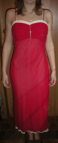 Raudona vakarinė suknelė