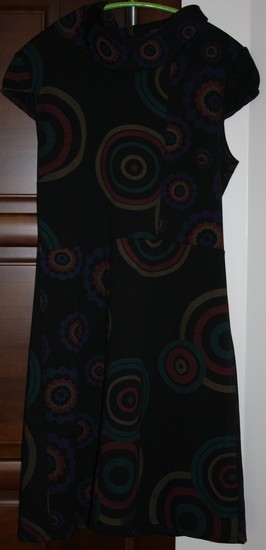 Juoda suknelė su spalvotom detalėm