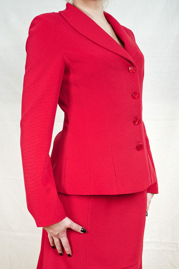 Ryškiai raudonas kostiumėlis
