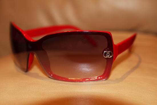 raudoni akiniai