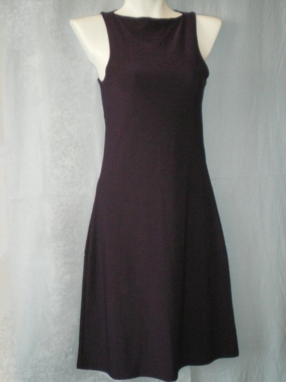 Baklažano spalvos suknelė