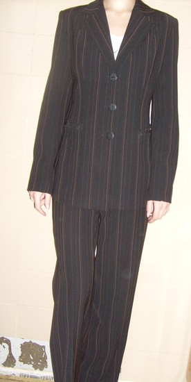 juodas rudais dryžiais klasikinis kostiumas