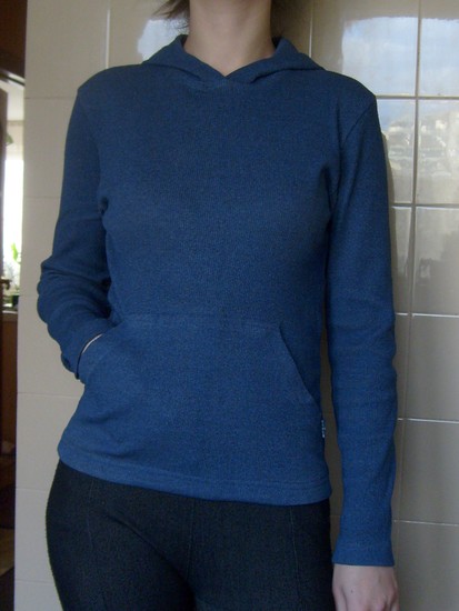 mėlynas džemperis su gobtuvu