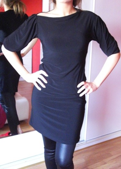 klasikinė juoda suknelė su apnuogintu pečiu