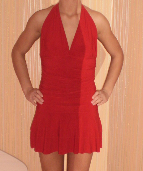 raudona suknyte