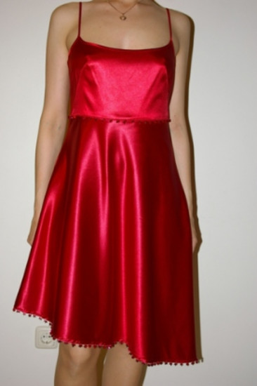 Raudona atlasinė suknelė