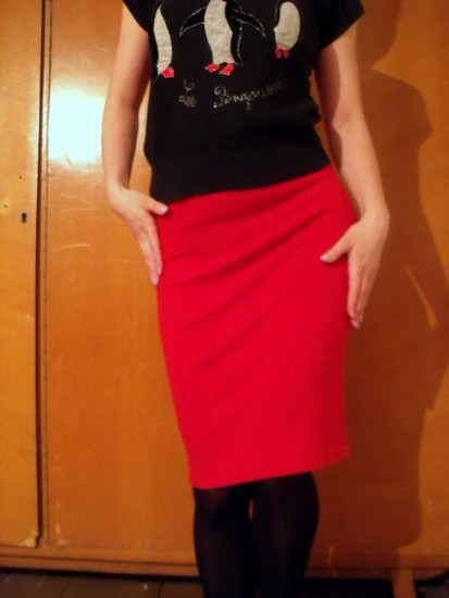 Raudonas pieštuko formos sijonas