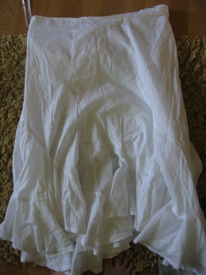 Baltas klastotas sijonas