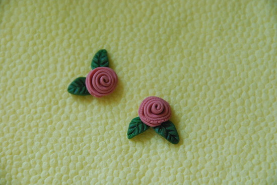 auskarai - mažos rožytės