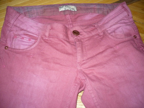 rožiniai siaurėjantys džinsai