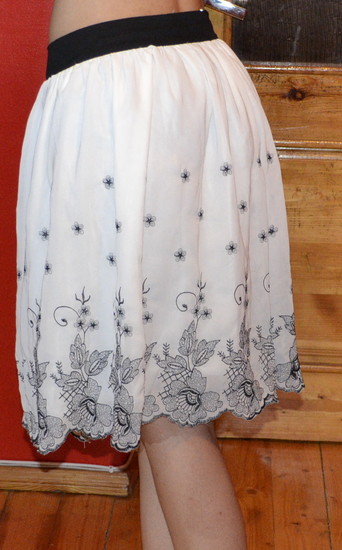 Baltas gėlėtas sijonas