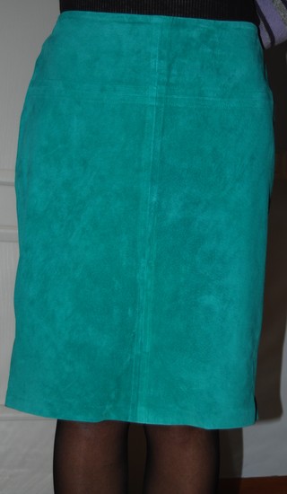 Žalios spalvos zomšinis sijonas