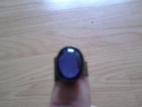 žiedas su gražia violetine akimi