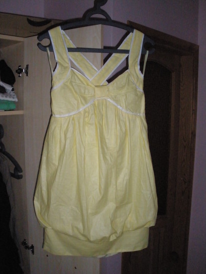 Geltona nauja suknelė iš boohoo
