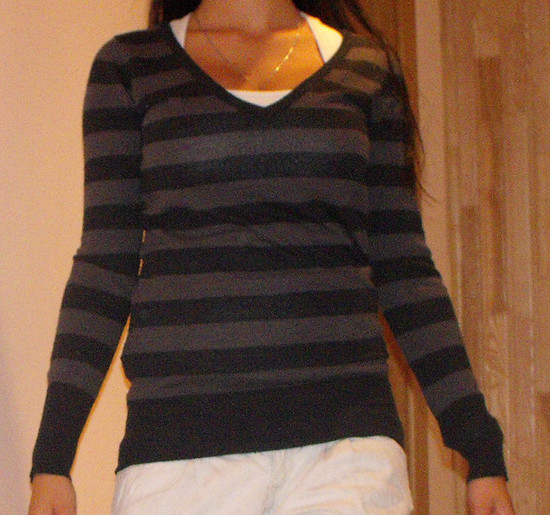 Dryžuotas juodai pilkas ilgesnis megztinis (S/M)