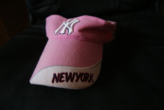 Rožinė kepurė su snapeliu
