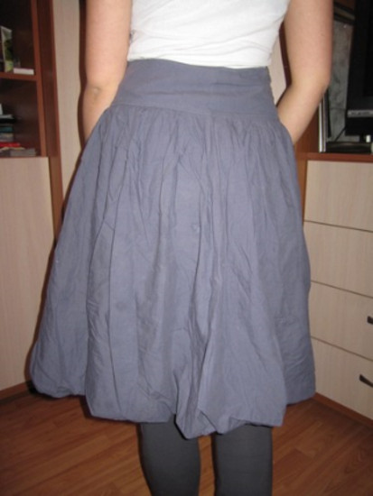 Moteriskas pustas sijonas