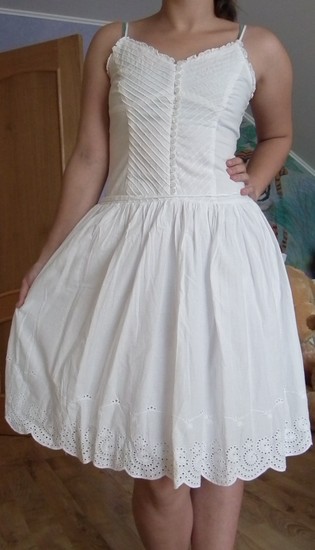 balta vasarinė suknelė