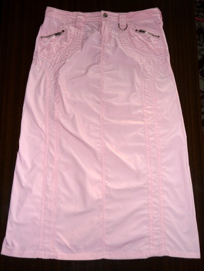 Ilgas rožinis sijonas.