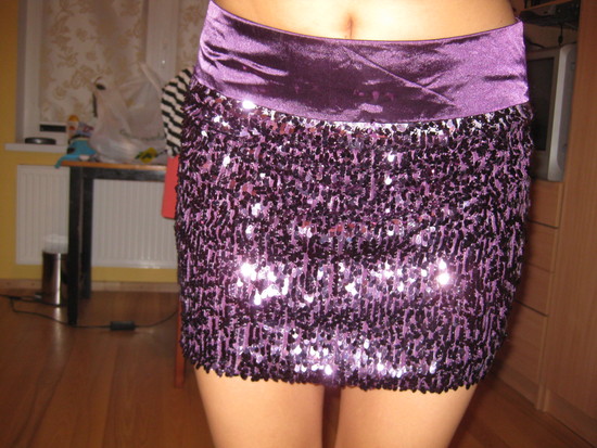 Violetinis sijonas su žvyneliais.