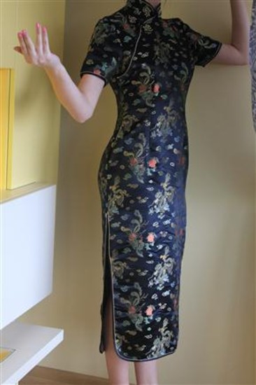 Kinietiško stiliaus suknelė