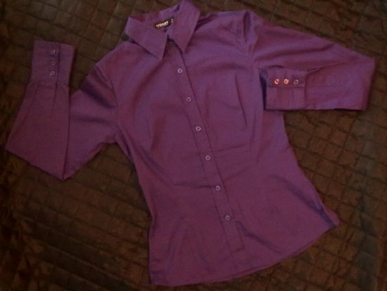 Tamsiai violetinės spalvos marškinukai