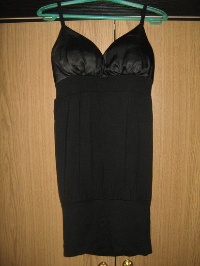Graži juoda suknelė