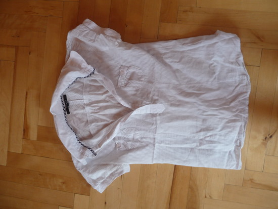 balti marškinukai trumpomis rankovėmis