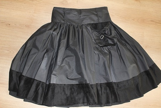 moteriškas juodas sijonas