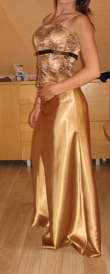 Progine auksine suknele